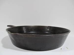 lot 23 image: Large Old Vintage Cast Iron Skillet - 11 Diameter