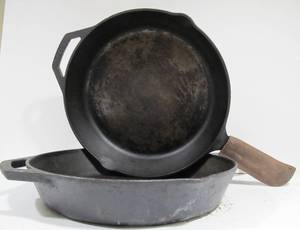 lot 34 image: Matching Pair of Large LODGE Cast Iron Skillets - 12