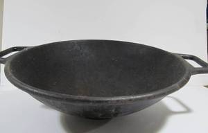 lot 35 image: Large LODGE USA 14 Cast Iron Wok