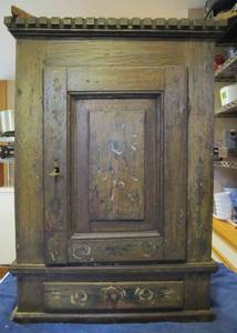 lot 105 image: Antique 19th Century Painted Folk Art Small Kitchen Cabinet wKey