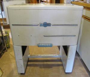 lot 106 image: Vintage 1950s era IRONRITE Enamel Top Ironing Machine