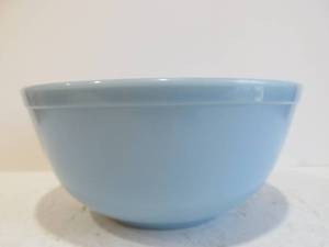 lot 121 image: Light Blue Vintage PYREX Mixing Bowl