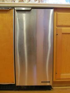 lot 125 image: Excellent Quality Working HOSHIZAKI Ice Maker - Model AM-50BAE