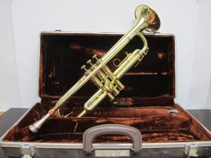 lot 64 image: Excellent Vintage OLDS Ambassador Trumpet wCase