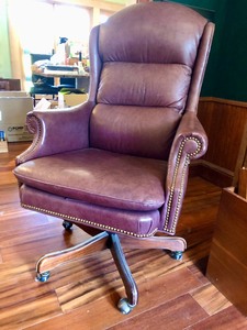 lot 138 image: Quality Highback LEATHERCRAFT Rolling Office Computer Chair