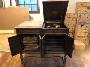 lot 206 image: Working Antique Victor VICTROLA Phonograph Record Player Cabinet