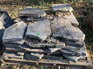 lot 220 image: Pallet of Stone Building Material #20 - Flagstone or Sandstone