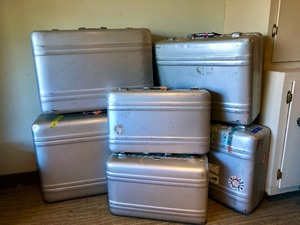 lot 265 image: Lot of 6 Vintage Aluminum Metal Suitcases - Zero by Haliburton