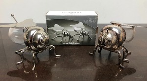 lot 270 image: Pair Fly-Shaped GODINGER Condiment Jars & SaltPepper Shakers - All Unused