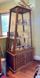 lot 278 image: Mid Century Pyramid Shaped 3-Tiered Display Cabinet