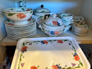 lot 71 image: LARGE Lot of Villeroy & Boch Amapola Dishware