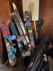 lot 312 image: LARGE & Excellent Lot of Good Snowboard Snow Skis & Many Pole Sets