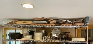 lot 175 image: Contents of Top 2 Kitchen Shelves #5 - Cooking & Baking Items Cast Iron Cutting Boards etc