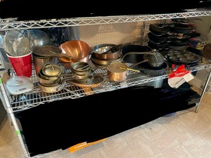 lot 172 image: Contents of Single Kitchen Shelf #2 - Copper Cookware Cast Iron etc