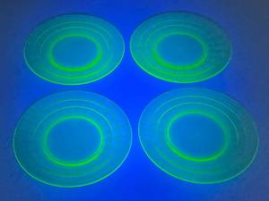 lot 19 image: 1930s VaselineUranium Depression Glass Dessert Plates