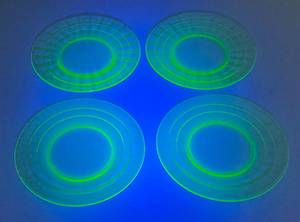 lot 20 image: 1930s VaselineUranium Depression Glass Dessert Plates