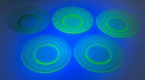 lot 17 image: Misc. 1930s VaselineUranium Depression Glass Dessert Plates