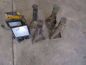 lot 29 image: Jack Stands & Shop Lights