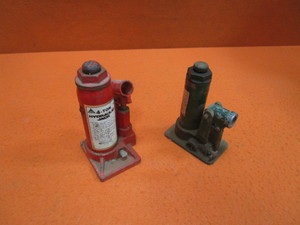 lot 53 image: Hydraulic Jacks