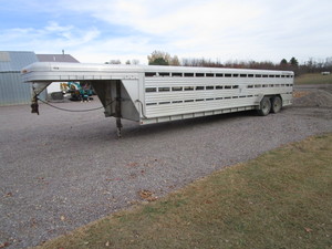 lot 1 image: 1993 Featherlite 28 Stock Trailer