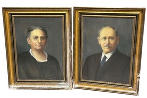 lot 44 image: Pair of Antique Oil on Canvas Portrait Paintings - 28x22