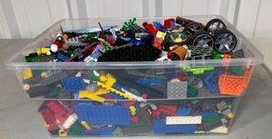 lot 46 image: Random 10lb Lot of LEGO Bricks & Minifigures - Star Wars, Lord of the Rings, Batman