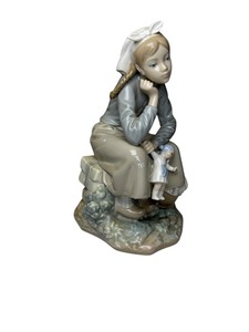 lot 103 image: Lladro Figurine Girl with Ducks #01004914 - Hand-Painted Porcelain Spain