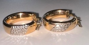 lot 1 image: 14K Gold Hoop Earrings with Diamond-Cut Design, 3.6g