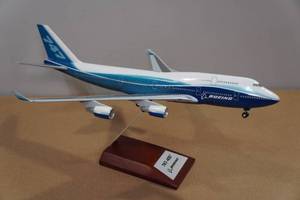 lot 32 image: Boeing 747-400 Employee Christmas Gift Desk Ornament