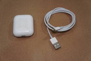 lot 49 image: Apple Airpod Earbuds