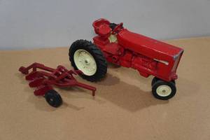 lot 96 image: Vintage International Die Cast Tractor & Attachment