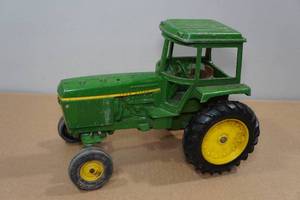 lot 101 image: Vintage John Deere Die Cast Tractor
