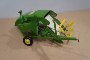 lot 128 image: Vintage John Deere Die Cast Pull Type 12a Combine
