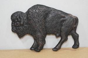 lot 191 image: Rustic Cast Iron Buffalo Wall Dcor