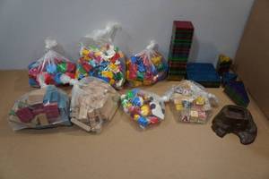 lot 247 image: Assorted Childrens Toys -Building Blocks, Little People