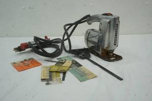 lot 10 image: Vintage Craftsman Skill Saw with extra blades