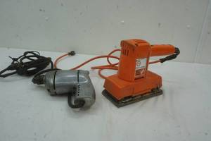 lot 30 image: Black and Decker sander and Craftsman drill