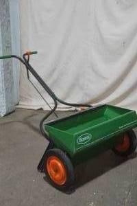 lot 34 image: Scott fertilizer seeder and spreader