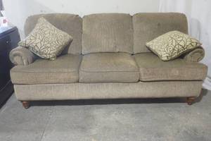 lot 39 image: Flexsteel olive couch and 2 pillows
