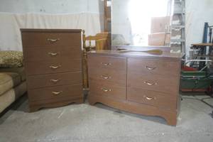 lot 40 image: 5 drawer dresser and chest of drawers with mirror