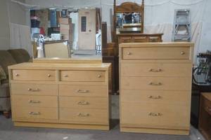 lot 41 image: Bassett bedroom set 1950s era blonde oak