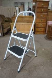 lot 48 image: Samsonite step stool appears NEW