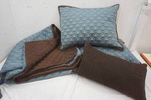 lot 53 image: reversible quilt set with 3 pillows