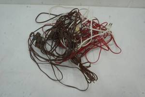 lot 60 image: variety of light duty household extension cords