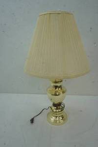 lot 63 image: brass toned table lamp