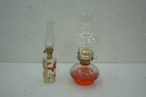 lot 120 image: 2 Vintage Oil Lamps