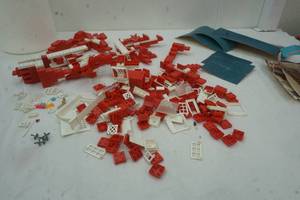 lot 122 image: Vintage American Plastic Bricks