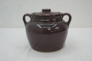 lot 128 image: Vintage Bean Pot with Lid