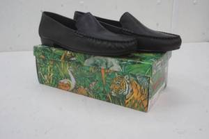lot 167 image: NEW Monster Tootsies Black leather loafer womens size 10