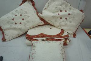 lot 174 image: Quilt with Scalloped Edges 90x94 and 3 pillows